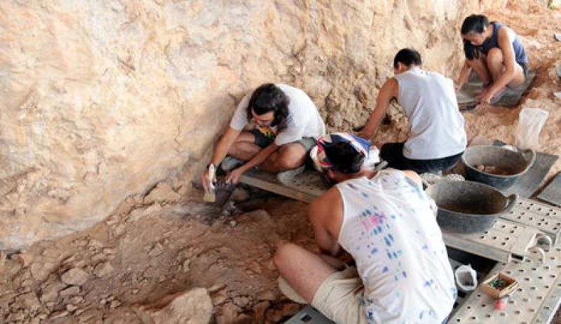 La campanya d’excavacions a la Roca dels Bous permet documentar cinc noves fogueres, estris i restes d’animals 